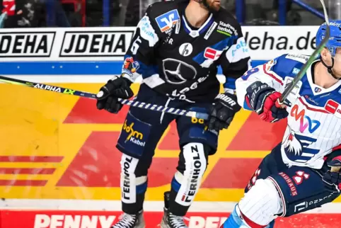 Lean Bergmann (Adler, rechts) und Iserlohns Ryan O’Connor in der Zuschauerrolle. 