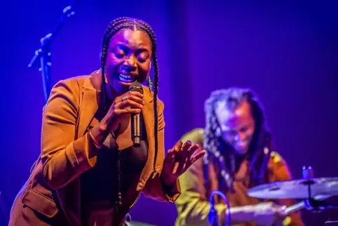 Mit jeder Note transportiert sie eine hochpolitische Botschaft: Melanie Charles (im Hintergrund Drummer Cinque Kemp).