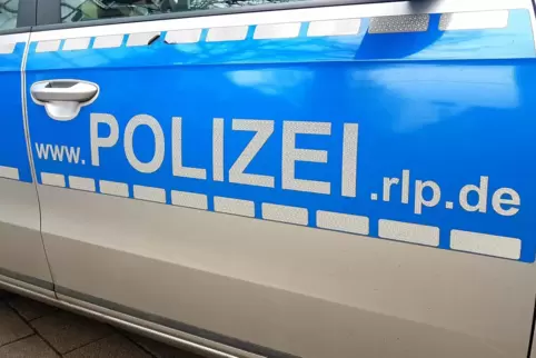 Die Polizei sucht Zeugen eines riskanten Überholmanövers, das am Samstag auf der B420 bei Unkenbach beinahe zu einem Unfall gefü