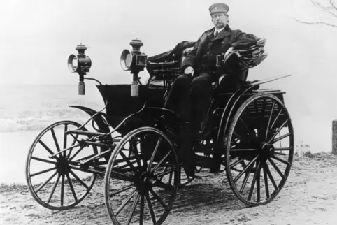 1894: Der Autokonstrukteur Carl Benz steuert einen seiner Wagen. Nur ein Jahr später kauft der erste Speyerer bei ihm ein Auto. 