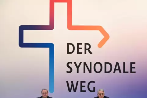 Drei Tage Debatten und Ringen um Formulierungen: Thomas Sternberg (rechts), Präsident des Zentralkomitees der deutschen Katholik Drei Tage Debatten und Ringen um Formulierungen: Thomas Sternberg (rechts), Präsident des Zentralkomitees der deutschen Katholik