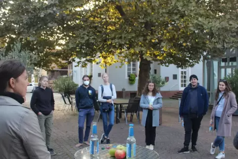 Im politischen Gespräch mit jungen Leuten. 