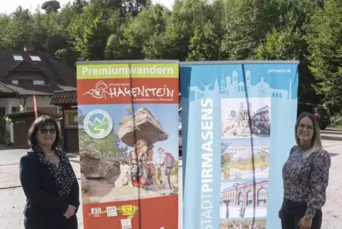 Sonja Spieß, Leiterin des Hauensteiner Tourist-Info-Zentrums (links) und Eva Brödel vom Stadtmarketing Pirmasens stellten in Hin
