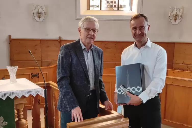 Der neue und der bisherige Vorsitzende des Orgelbauvereins Miesau: Karl-Hermann Seyl (links) und Pfarrer Andreas Rummel. 
