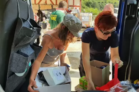 Andrea Schmitt (rechts) überreicht Spenden im Katastrophengebiet.