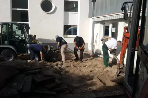 Die Kita-Eltern helfen bei den Bauarbeiten fleißig mit. 