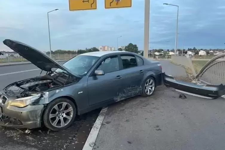 Nach dem Unfall flüchteten die Insassen und ließen den demolierten Pkw zurück.