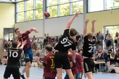 12:8: Heiligensteins bester Torschütze Sven Hoffmann trifft.