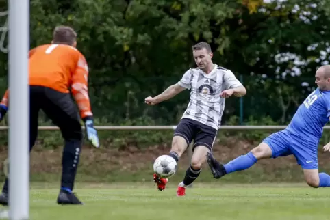 Gefahr vor dem Tor von Keeper Adrian Kleemann (FV Ramstein): Marcel Schnepp vom SV Mackenbach (Mitte) zieht ab, und Innenverteid
