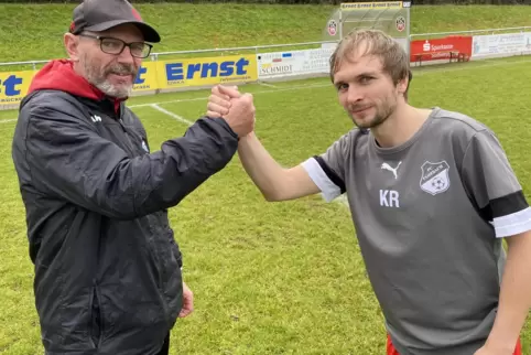 Waren am Sonntag erstmals Gegner: TSC-Trainer Kevin Rubeck (links) und sein für den FC Fehrbach spielender Sohn Kevin.