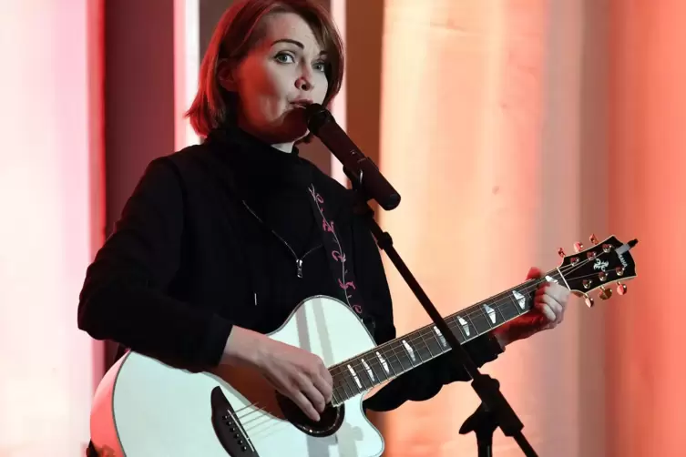 Drei in eins: Liza Kos mit ihrer ebenfalls „bestens intrigierten Balalaika“. 