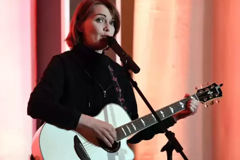 Drei in eins: Liza Kos mit ihrer ebenfalls „bestens intrigierten Balalaika“. 