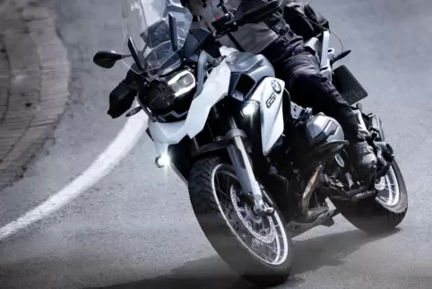 Der Motorradfahrer hatte ein Auto überholt. 