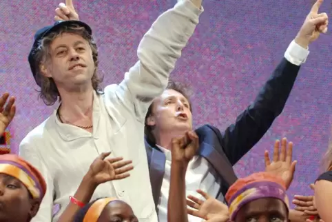 Bob Geldof 2005 zusammen mit Paul McCartney auf der Bühne. 