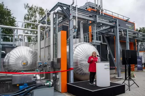 Svenja Schulze (SPD), Bundesumweltministerin, spricht bei der Eröffnung der neuen Anlage zur Herstellung von CO2-neutralem Keros