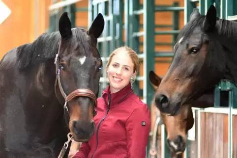 Sophie Stilgenbauer inmitten ihrer Pferde, hier mit Zukunftshoffnung Paul an der Hand.