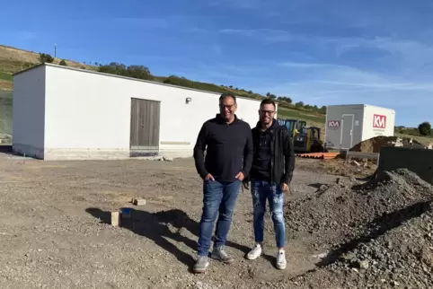 Die Investoren und Bauherren Michael (links) und Marius Blauth auf der Re(b)fugium-Baustelle. Das Gebäude im Hintergrund hatte d