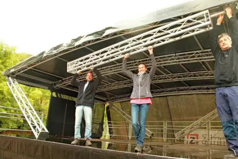 Voriges Jahr musste die Veranstaltung noch vor der Halle stattfinden – hier das Team beim Aufbau.
