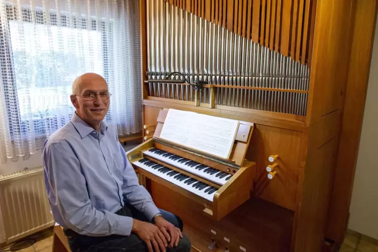Die elektronische Orgel war Karl Knöpflen dann doch zu wenig. Nun kann er in den eigenen vier Wänden an einer echten Walcker-Org