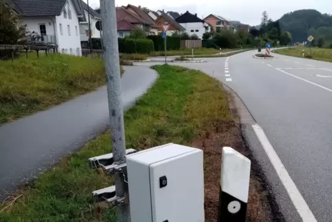 Ein Verkehrszählgerät steht derzeit in Katzweiler an der Einmündung zum Neubaugebiet „Mehlbacher Straße“. Anwohner hatten sich ü