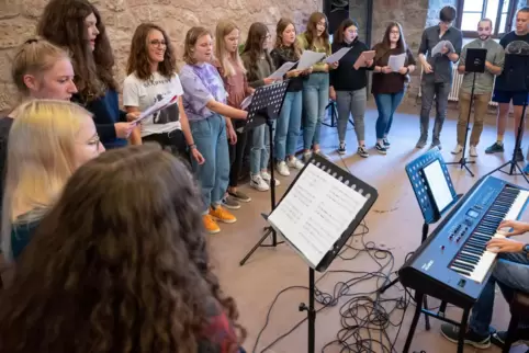 Das Finale nach drei Tagen fleißigem Üben: Der Chor „Albasote-SoCho“ präsentiert in der Zehntscheine von Burg Lichtenberg sein K