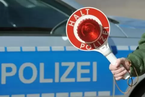 Die Polizei stoppte viele Autofahrer, die mit dem Handy am Steuer saßen. 