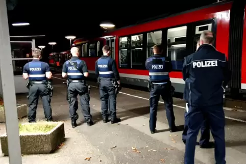 Verstärkter Polizeieinsatz am vergangenen Wochenende am Bahnhof in Waldfischbach-Burgalben. Die Polizei wird den Kontrolldruck n