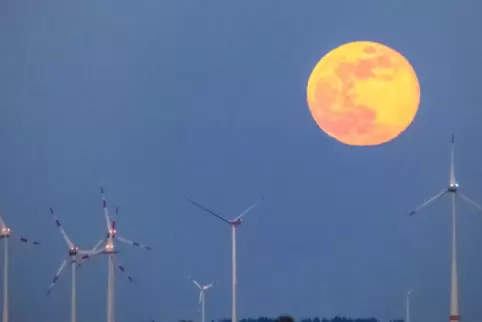 Vollmond über den Windrädern von Riedelberg.
