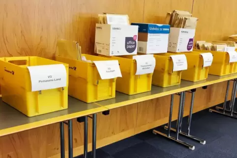 Meterweise Stimmzettel und Briefwahlunterlagen: 132.470 Stimmen wurden im Wahlkreis Pirmasens abgegeben. 