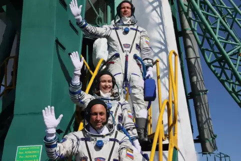 Vor dem Start ihrer Sojus-Rakete: Kosmonauten Anton Schkaplerow, Schauspielerin Julia Peressild und Regisseur Klim Schipenko (vo