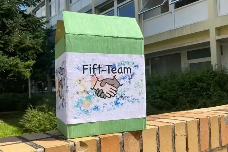 Eine Kiste voller Ideen für gemeinsame Aktionen: die Integrationsbox des Albert-Einstein-Gymnasiums. 