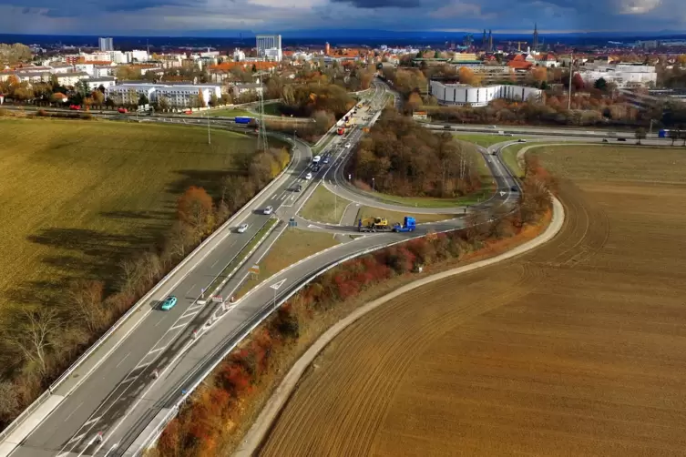 Blick von Dudenhofen nach Speyer: Kurz nach der B9-Brücke stehen Bauarbeiten an. 