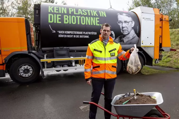 Der Plastikbeutel hat in der Biotonne nichts zu suchen, erklärt ZAK-Vorstand Jan Deubig.
