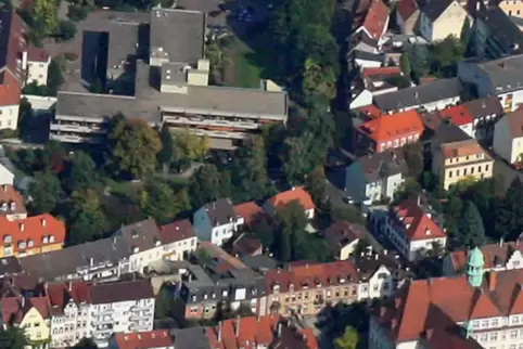 Von Grün umgeben: früheres Stiftungskrankenhaus (links oben). Von Grün umgeben: früheres Stiftungskrankenhaus (links oben).