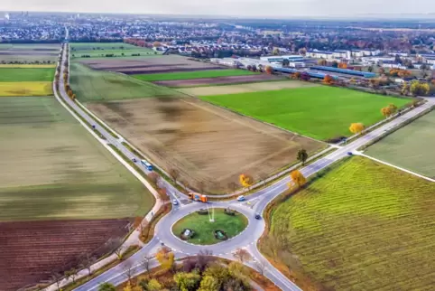 Fragliches Areal: Vom Kreisel bei Otterstadt ziehen sich entlang der L534 im Vordergrund Otterstadter Flächen, dann die „Wingert Fragliches Areal: Vom Kreisel bei Otterstadt ziehen sich entlang der L534 im Vordergrund Otterstadter Flächen, dann die „Wingert
