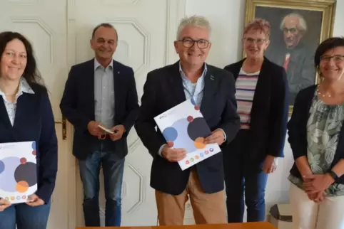 Amtseinführung (v.li.): Alexandra Pfanger (vhs Rheinzabern), Fritz Brechtel (Landrat), Rolf Hammel (vhs Wörth), Karin Träber (Le
