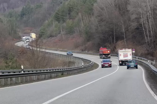 Die Fahrbahn ist erneuert, nun wird sie noch sauber gemacht.