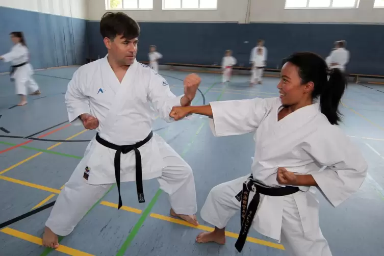 Schwarzer Gürtel in Karate: Kim Thu Le-Nethe mit Marcus Gutzmer.