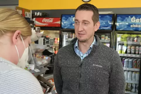 Spontaninterview: Tankstellenbesitzer Kristian Klar im gespräch mit Tanja Daub. 