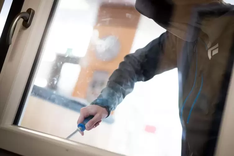 Einbrecher verschaffen sich häufig über Fenster und Türen Zugang zu Gebäuden. 