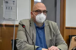 Der frühere Homburger Bürgermeister Klaus Roth auf der Anklagebank in Saal 1 des Saarbrücker Landgerichts.