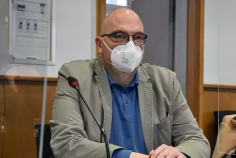 Der frühere Homburger Bürgermeister Klaus Roth auf der Anklagebank in Saal 1 des Saarbrücker Landgerichts.