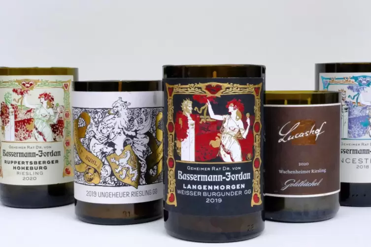 Keineswegs zum Trinken: Kerzen in leergetrunkenen Weinflaschen aus der Pfalz. 