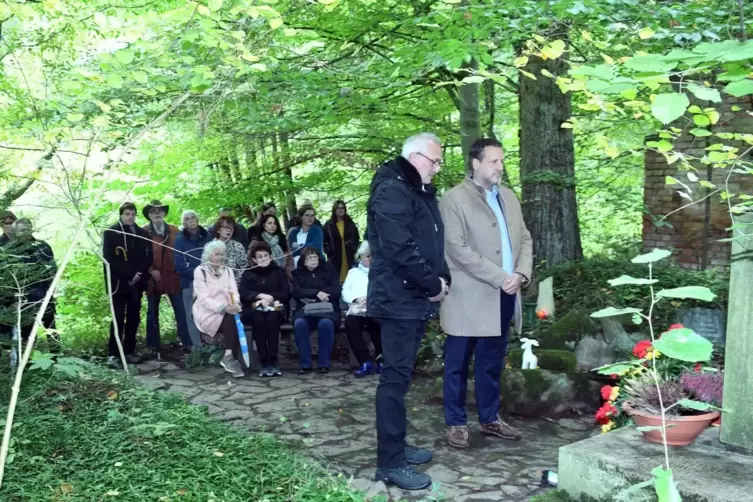 Stadtbürgermeister Marc Muchow (rechts) und Erster Beigeordneter Michael Ruther legten einen Kranz am Grab nieder.