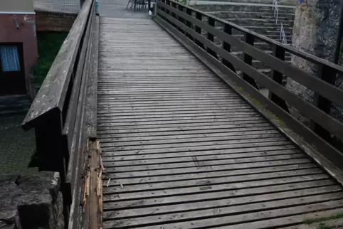 An der Brücke sind die Schäden am Holz unübersehbar. 