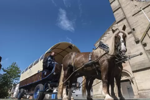 Mit Leader-Mitteln gefördert: „Time Travel“, eine Kutschfahrt durch Otterberg, die durch VR-Brillen Einblicke ins Mittelalter ge Mit Leader-Mitteln gefördert: „Time Travel“, eine Kutschfahrt durch Otterberg, die durch VR-Brillen Einblicke ins Mittelalter ge