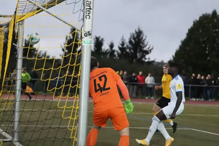 Da war der Ball auf einmal drin. Eine verungl&uuml;ckte Flanke landete im Tor von Hermersbergs verdutztem Keeper Reiner Schwartz. FKP