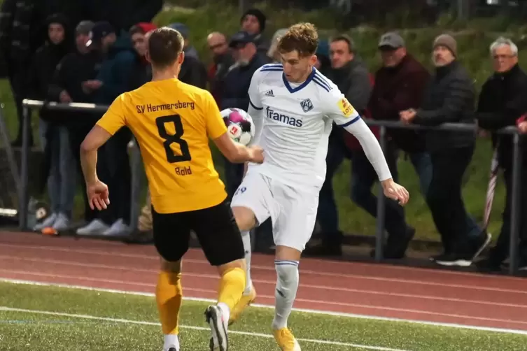 Der im Sommer vom 1. FC N&uuml;rnberg II gekommene Mike Scharwath (in Wei&szlig;), hier mit mit dem Hermersberger Patrik Bold, machte sein 