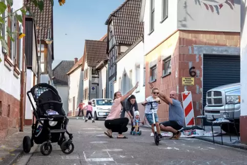 Die Familien Wasella und Atal sind verzweifelt. Sie möchten darauf aufmerksam machen, dass die Käsgasse eine Spielstraße ist.
