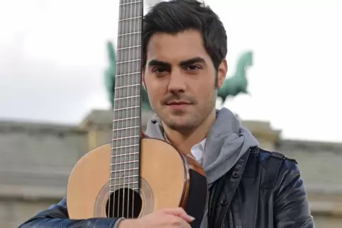 Mal feurig, mal sanft: Milos Karadaglic mit seiner Gitarre.